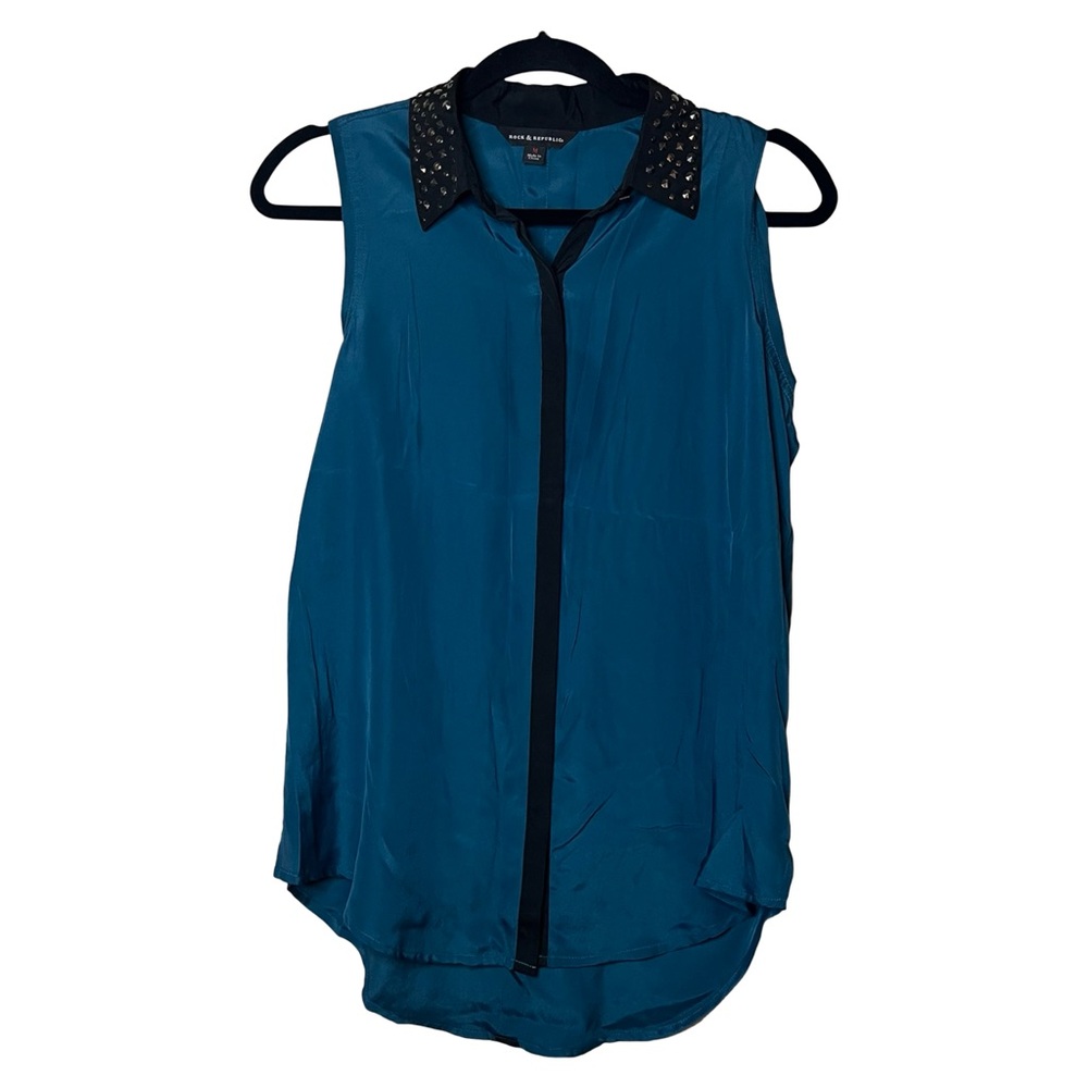 Studded Collar Sleeveless Blouse